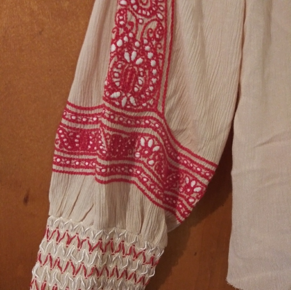 ❤Free People Embroidered Peasant Top❤ - Picture 2 of 4
